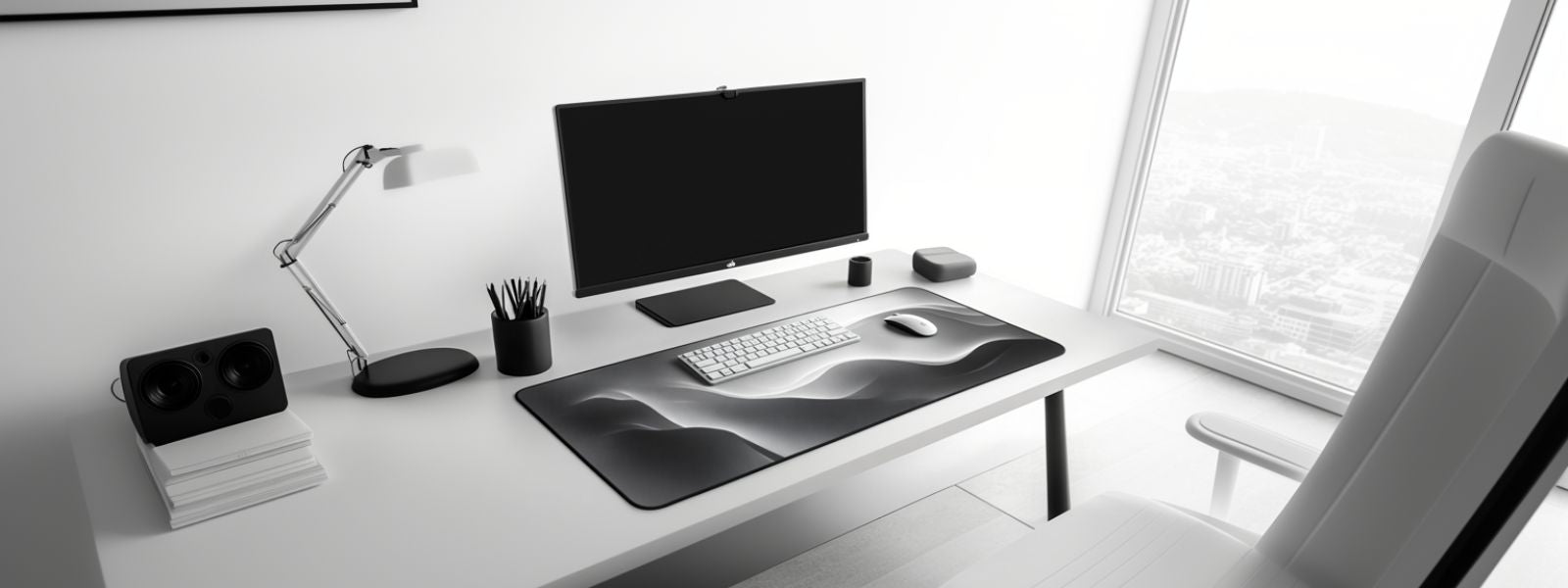 Tapis de souris gris clair sur bureau minimaliste