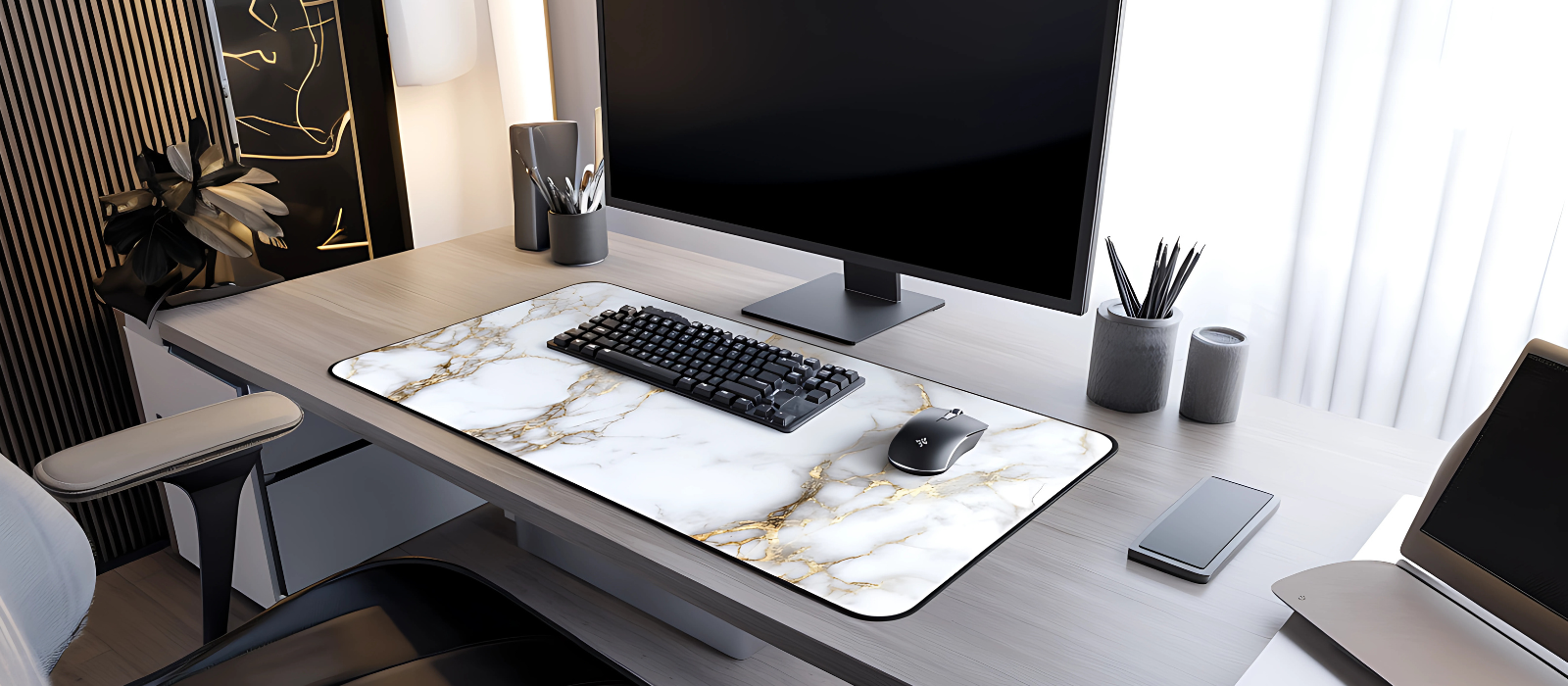 Tapis de souris style marbre blanc et gris sur bureau épuré
